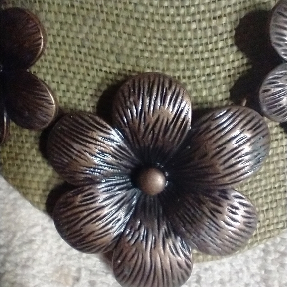 Goldtone flower floral large necklace 🌺🌹 - Picture 2 of 4